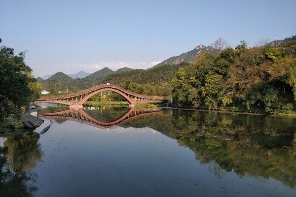 湖面鏡像